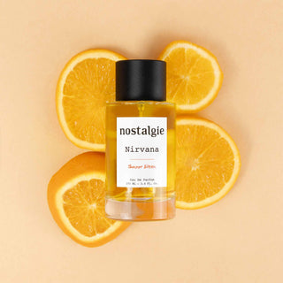 Sommerliche Parfum-Kollektion auf hellem Hintergrund - Luxuriöse Duftflakons verschiedener Marken, darunter Davidoff Cool Water und Versace Dylan Blue, elegant arrangiert mit frischen Zitrusfrüchten und Wassertropfen für eine erfrischende Sommerstimmung