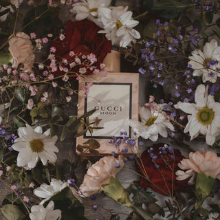 Düfte aus der Natur: Parfums mit echten Blüten, Hölzern und Harzen