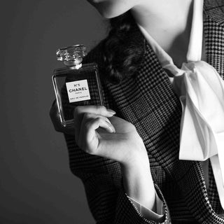 Parfum-Dupe-Wars – Vergleich von High-End-Düften mit ihren erschwinglichen Alternativen