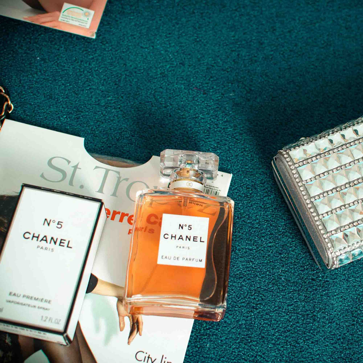 Parfum-Hacks: Warum das Aufsprühen auf die Haare DER Trend 2025 ist