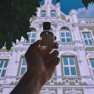 Parfum-Inhaltsstoffe erklärt – Die Wahrheit über natürliche vs. synthetische Duftstoffe