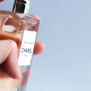 So findest du den perfekten Sommerduft: Leichte, erfrischende und tropische Parfums