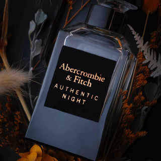Abercrombie & Fitch Authentic Night Parfüm-Flakon in eleganter Inszenierung mit herbstlichen Trockenblumen und warmer Beleuchtung, luxuriöses Herrenduft-Stillleben