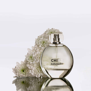 Elegante Parfümflasche 'Cherie' von Johnwin neben weißen Chrysanthemen auf reflektierender Oberfläche, minimalistisches Produktfoto im Hochformat mit hellem Hintergrund