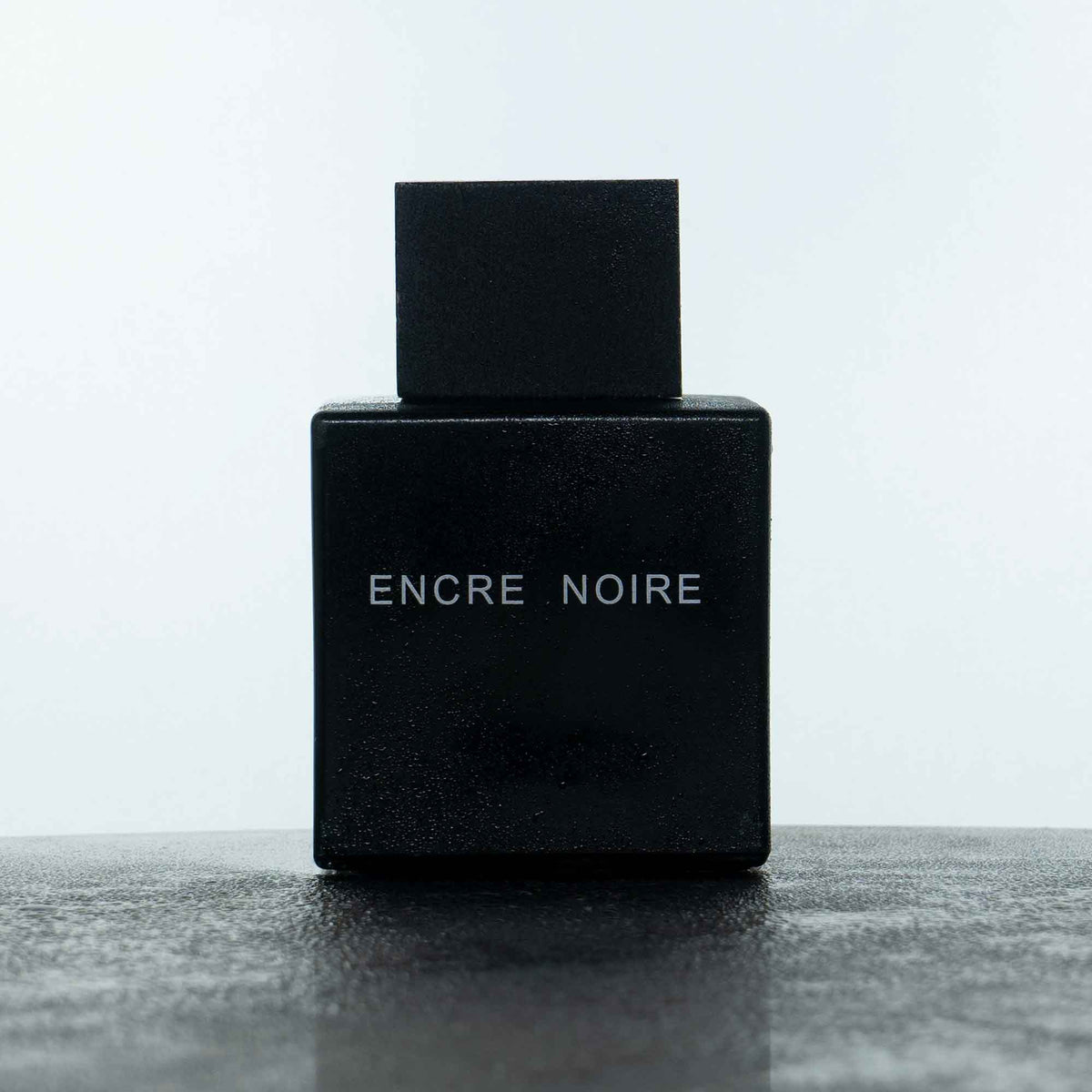 Wohin Parfum sprühen, damit es länger duftet?