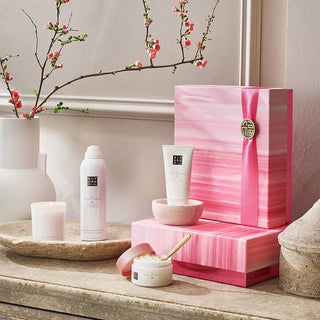 RITUALS Sakura Erneuerungs-Geschenkset mit Schaumduschgel, Körperpeeling, Körpercreme und Kerze mit Reismilch und Kirschblüte - Klein-Bath Additives-Rituals-Body Cream 70ml, Body Scrub Cream 70ml, Foaming Shower Gel 50ml, Scented Candle 25g-MyScent